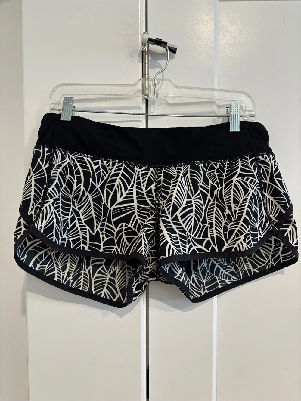 lululemon athletica Black and White Leaf-Print Athletic Shorts. Size 8